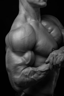 Kaslı erkek model kaslarını esnetiyor. 