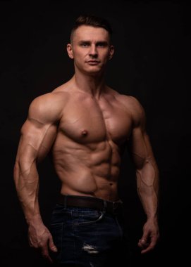 Stüdyoda fitness erkek modeli