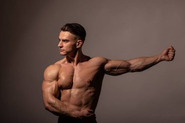 Stüdyoda fitness erkek modeli