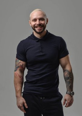 Stüdyoda fitness erkek modeli