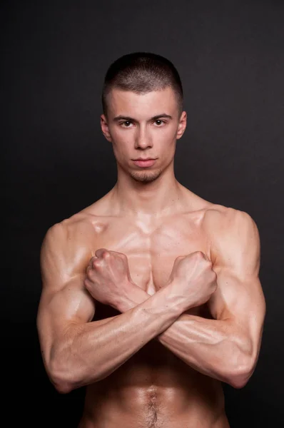 Musculado Modelo Masculino Posando Estúdio — Fotografia de Stock