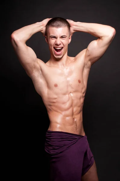 Musculoso Modelo Masculino Posando Estudio — Foto de Stock