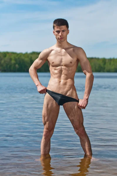 Modelo Masculino Musculoso Posando Cerca Del Lago — Foto de Stock