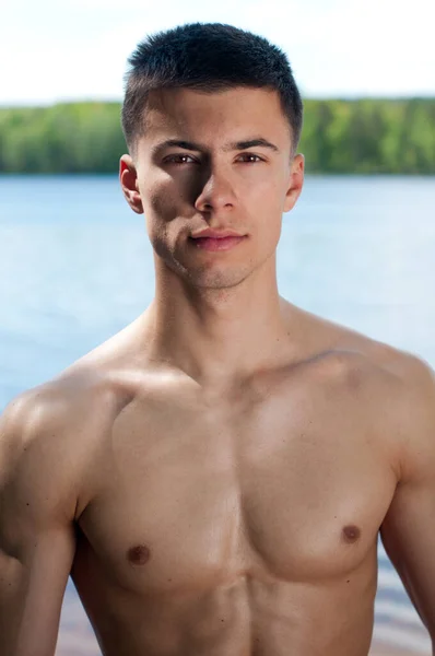 Göl Kenarında Poz Veren Kaslı Erkek Model — Stok fotoğraf