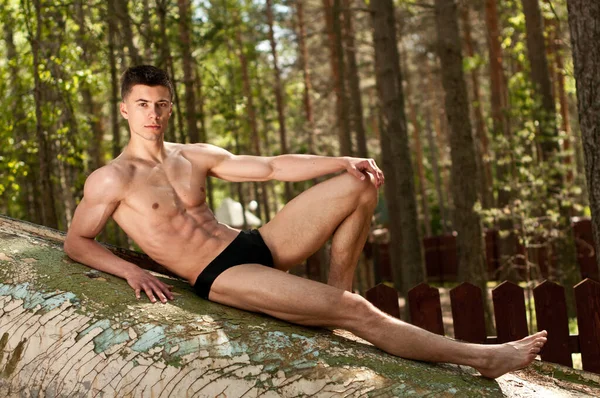 Muskulöse Männliche Modell Posiert Auf Dem Boot — Stockfoto