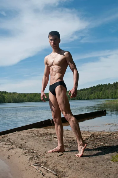 Modèle Masculin Musclé Posant Près Lac — Photo