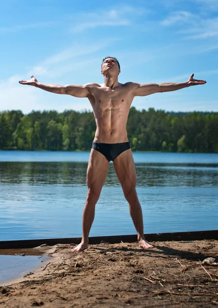 Musculado Modelo Masculino Posando Perto Lago — Fotografia de Stock