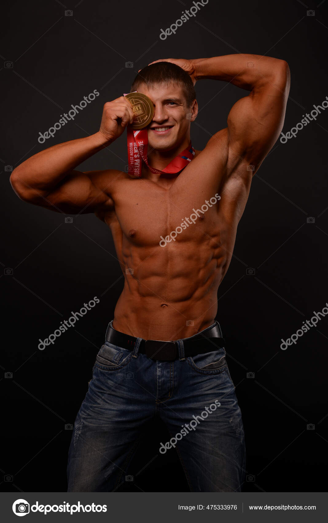 黄金メダルを持つ筋肉質の男性モデル ストック写真 C Vishstudio 黄金メダルを持つ筋肉質の男性モデル ストック写真 C Vishstudio
