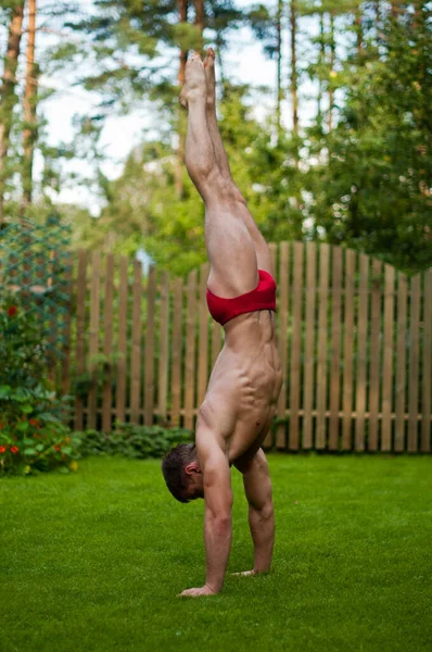 Man Model Doen Een Handstand — Stockfoto