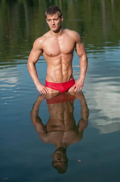 Modelo Masculino Musculoso Posando Lago — Foto de Stock