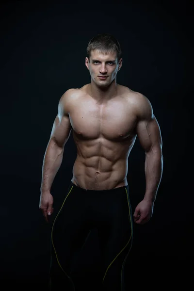 Wysportowany Model Męski Bez Koszulki Napinający Mięśnie — Zdjęcie stockowe
