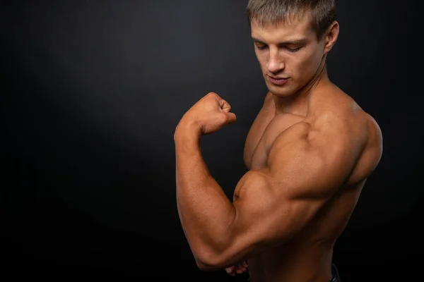 Atlético Sin Camisa Modelo Masculino Flexionar Los Músculos — Foto de Stock