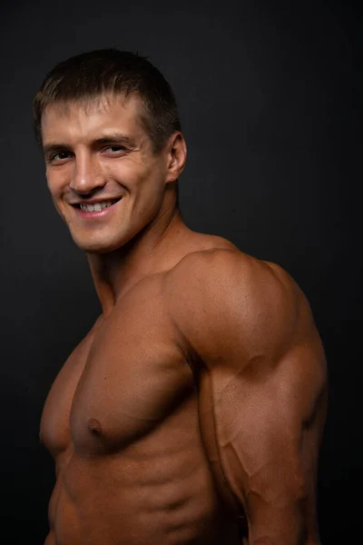 Athletic Shirtless Male Model Flexing Muscles — Stock Photo, Image