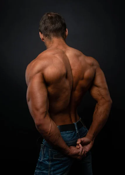 Musculado Modelo Masculino Mostrando Suas Costas — Fotografia de Stock