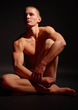 Stüdyoda poz veren kaslı erkek model.