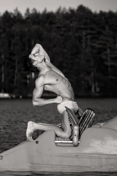 Μυώδης Αρσενικό Μοντέλο Ποζάρουν Στη Λίμνη — Φωτογραφία Αρχείου