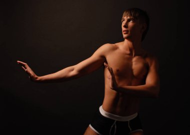 Stüdyoda fitness erkek modeli