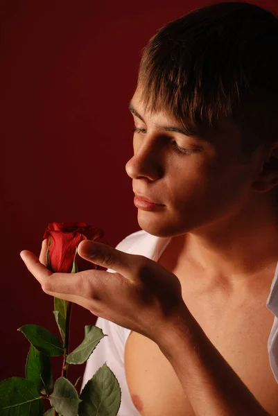 Modelo Fitness Posando Estudio Con Una Rosa — Foto de Stock