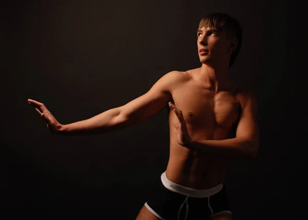 スタジオでのフィットネス男性モデル — ストック写真