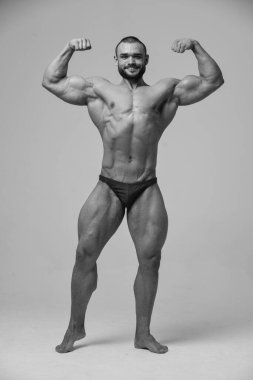 Stüdyoda fitness erkek modeli