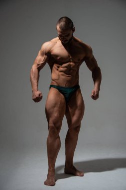 Stüdyoda fitness erkek modeli