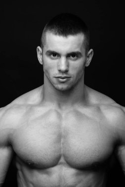 Stüdyoda poz veren kaslı adamın portresi.