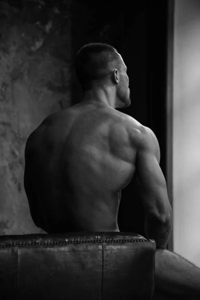 Muskulös Manlig Modell Som Visar Ryggen — Stockfoto