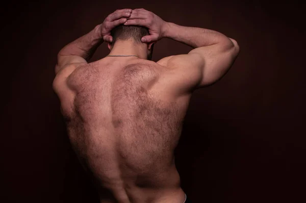 Musculado Modelo Masculino Mostrando Suas Costas — Fotografia de Stock