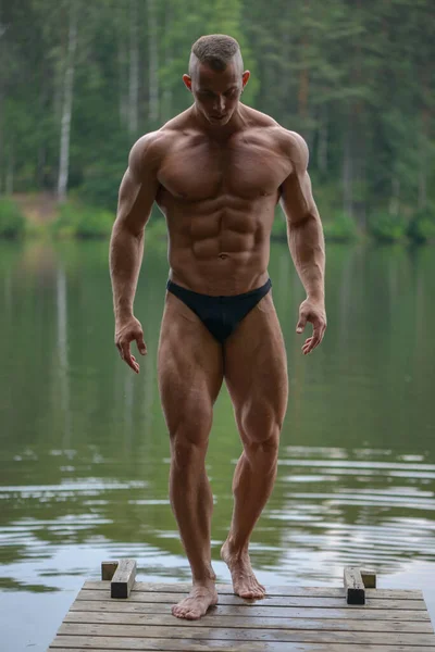 Musculado Modelo Masculino Posando Lago — Fotografia de Stock