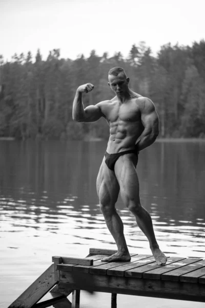 Modèle Masculin Musclé Posant Bord Lac — Photo