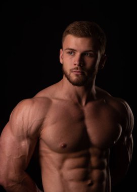 Stüdyoda fitness erkek modeli