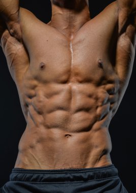 genç vücut geliştirmeci