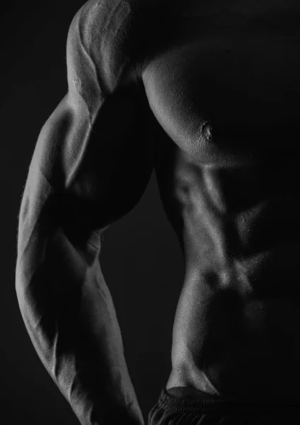 genç vücut geliştirmeci