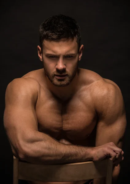 Yakışıklı uygun erkek modeli