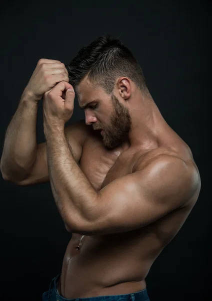 Modelo masculino bien parecido — Foto de Stock