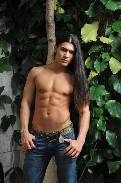 Modelo masculino em estufa tropical — Fotografia de Stock