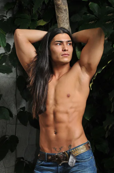Modelo masculino em estufa tropical — Fotografia de Stock
