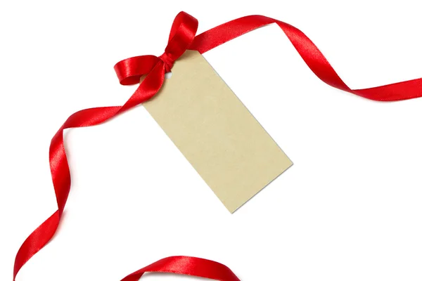 Tag regalo in bianco con nastro rosso — Foto Stock