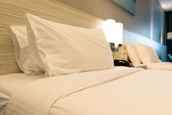 Otel odasında yatak — Stok fotoğraf
