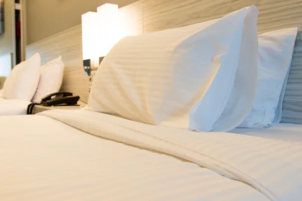 Bed in hotelkamer — Stockfoto