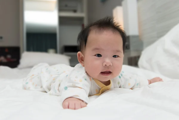 Asiatische Baby auf dem Bett — Stockfoto