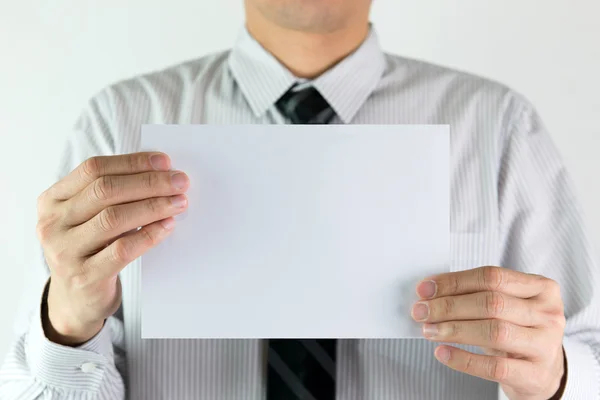 Podnikatel drží prázdný papír — Stock fotografie