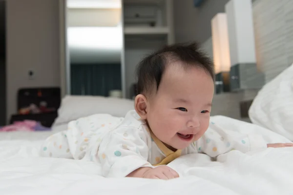 Leende asiatisk baby — Stockfoto