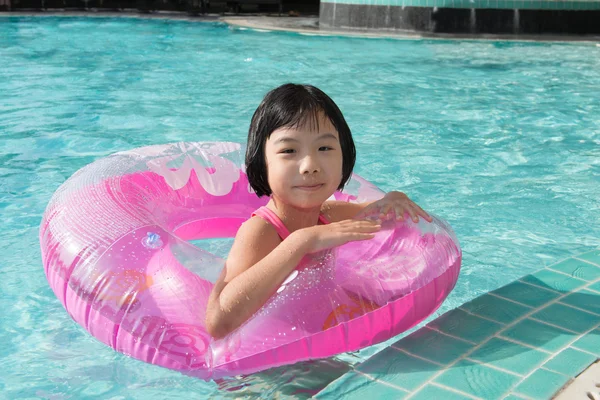 Niño en la piscina —  Fotos de Stock