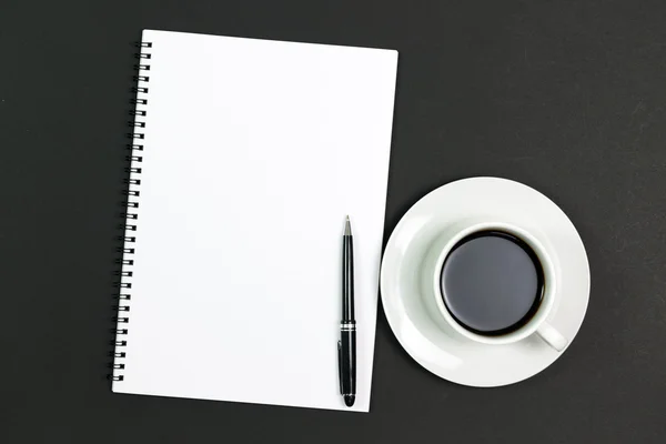 Blocco note bianco con caffè — Foto Stock