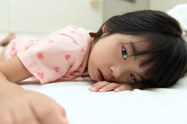 Asian dziewczynka na łóżku — Zdjęcie stockowe