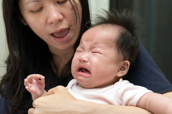 Плачущий азиатский ребёнок — стоковое фото