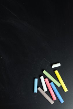 Kara tahta üzerinde çok renkli tebeşir