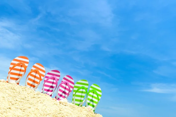 Летний пляж с шлепанцем — стоковое фото