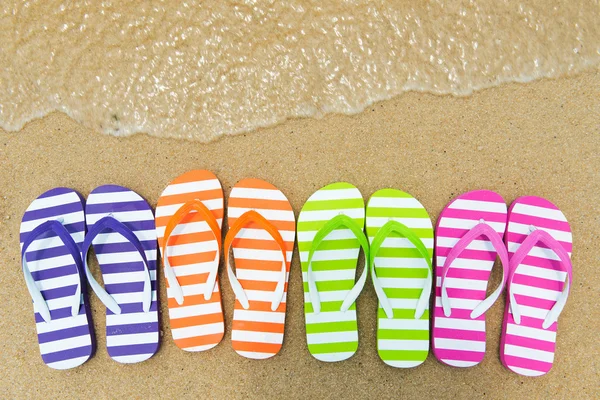 Playa de verano con coco y sandalia — Foto de Stock